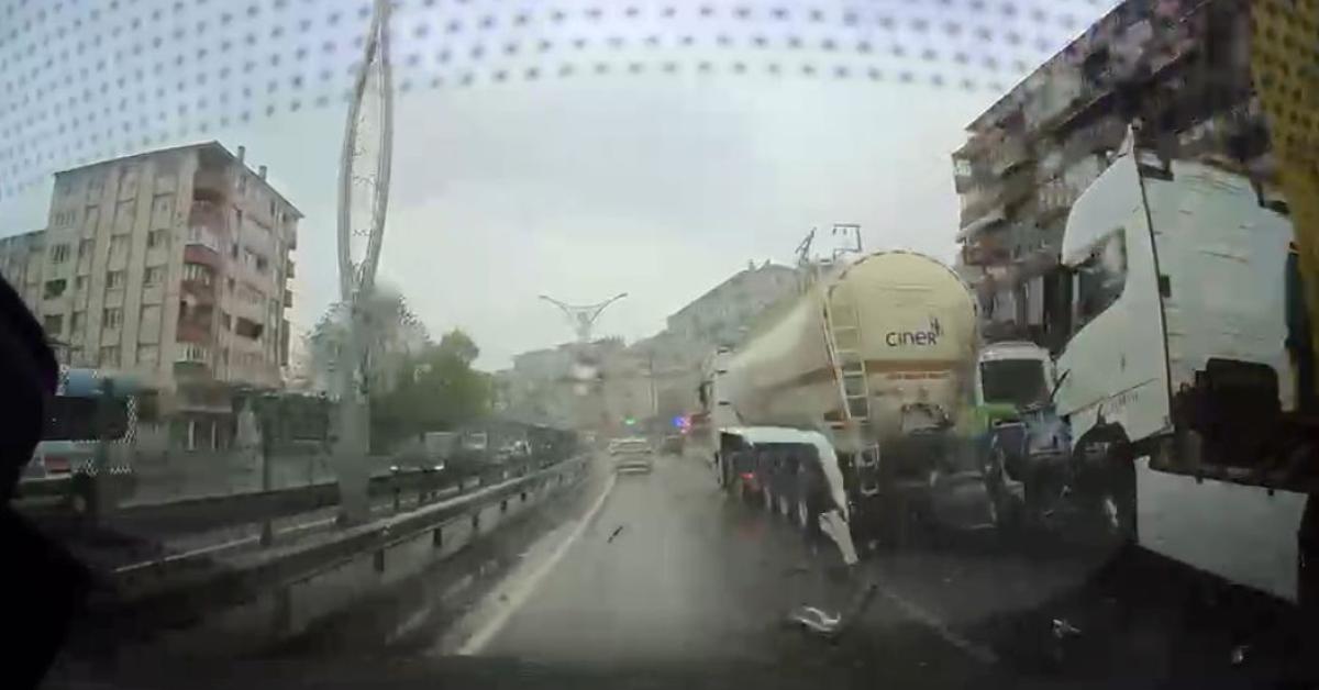izmitte feci kaza otomobil iki tir arasinda sikisti HnwGIAEL.jpg
