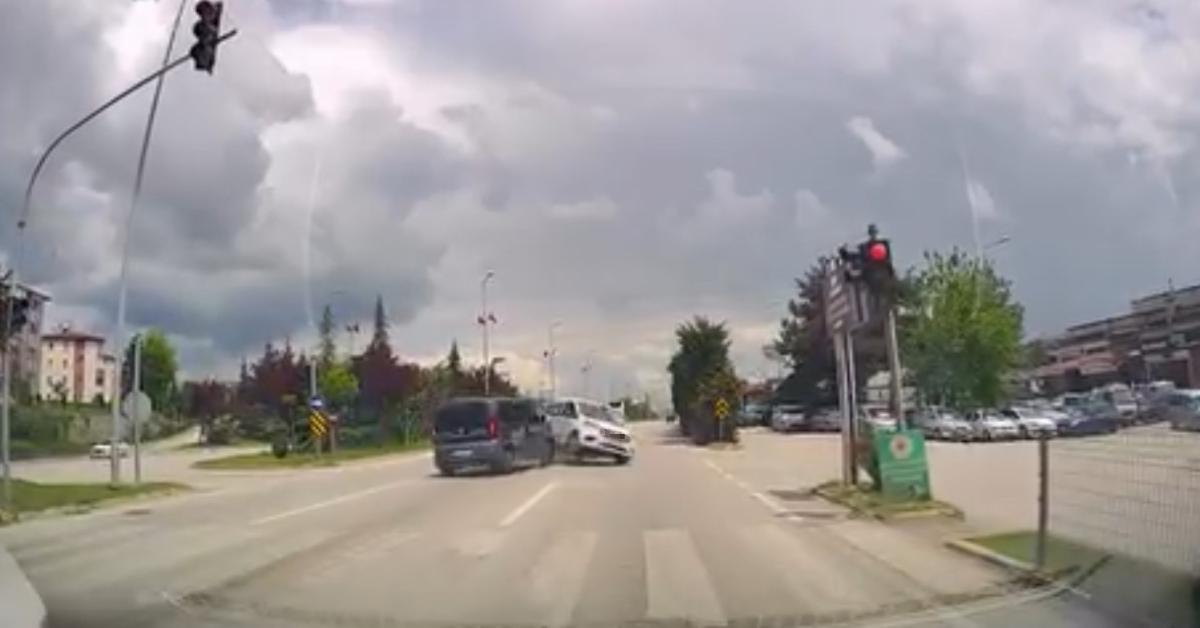 karabuk safranboluda kirmizi isik ihlali kaza ile sonuclandi 7YR6N5P6.jpg