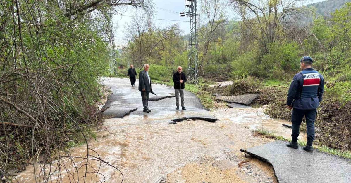 karabukte siddetli yagis sonrasi koy yolu coktu RZr82VnA.jpg