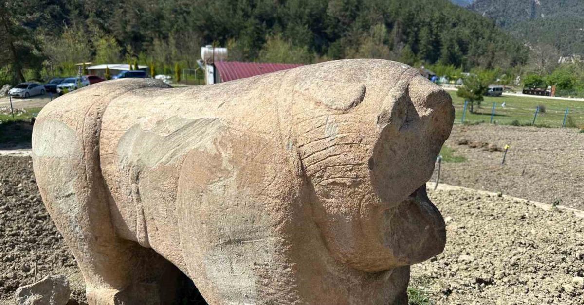 karabukte tarihi aslan heykeli ele gecirildi Qmlu5x8e.jpg