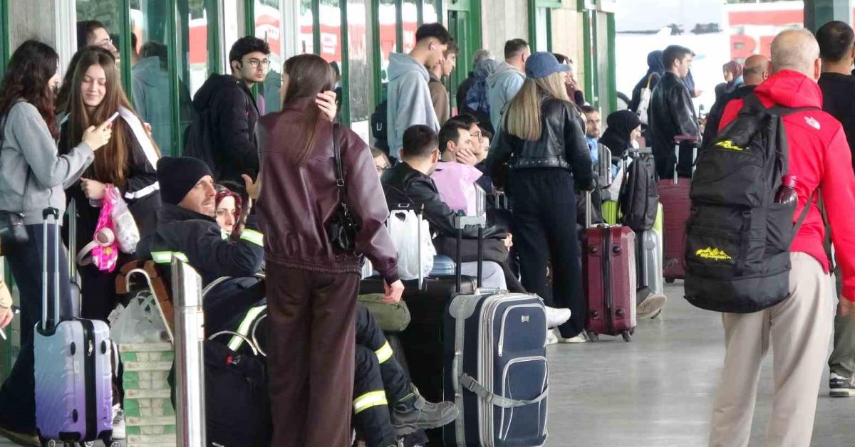 kocaeli otogarinda bayram yogunlugu biletler tukendi yolcular harekete gecti fZIycipk.jpg