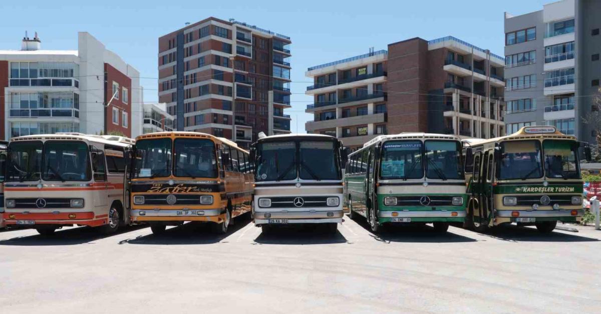 nostaljik otobusler eskisehirde bulustu TIgwU34i.jpg