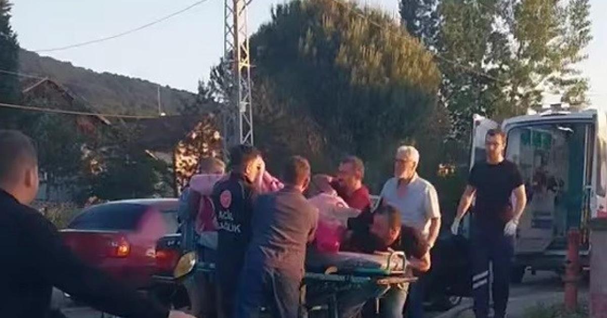 sakarya akyazida fenalasan hasta yolda ambulansa teslim edildi Ixi8Ex1v.jpg