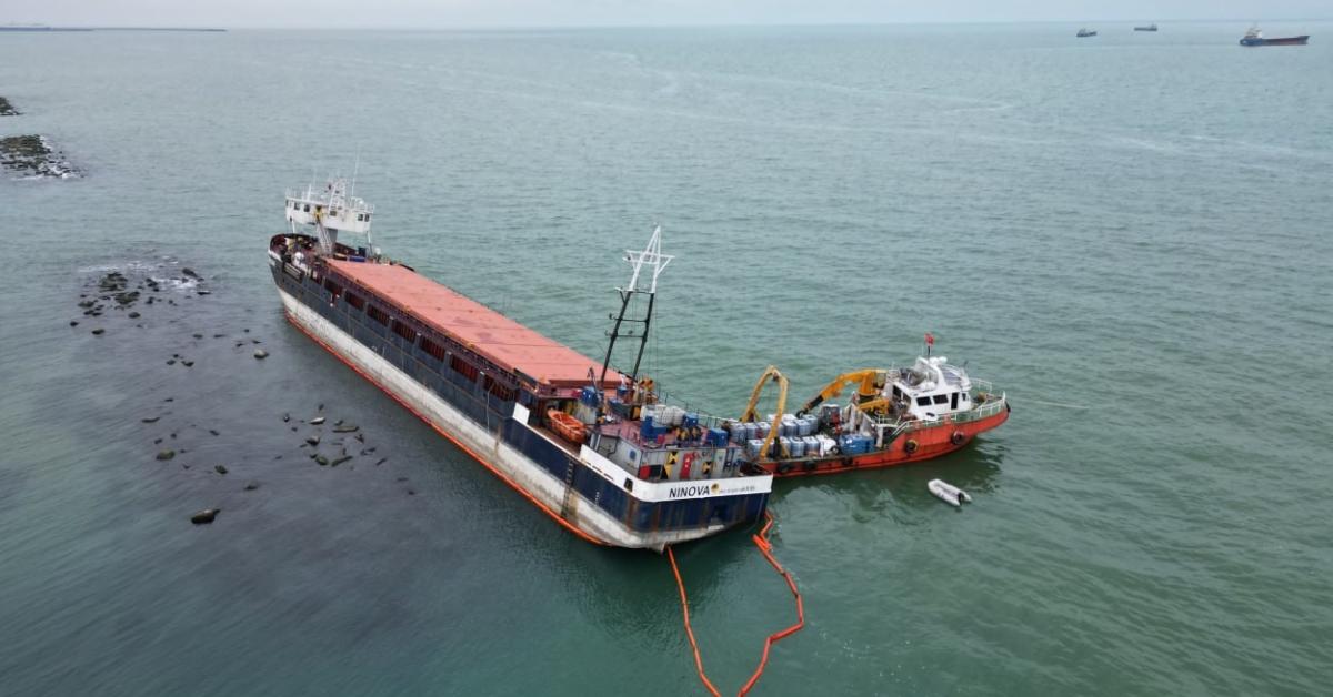 sakarya karasuda karaya oturan yuk gemisi tahliye ediliyor bVwj2csX.jpg