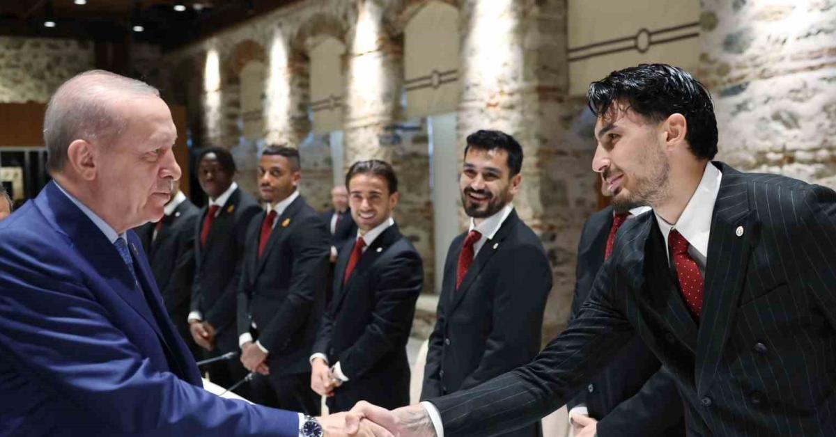 sampiyon galatasaray heyeti cumhurbaskani erdogani ziyaret etti w2AKJBZR.jpg