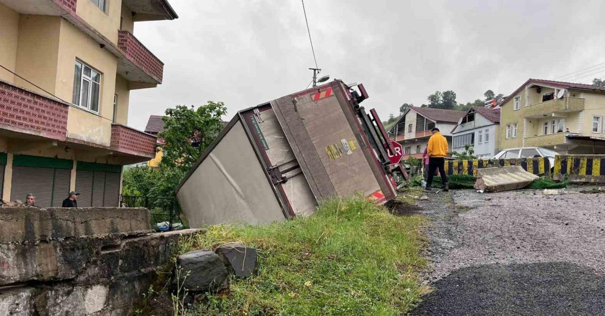 zonguldakta kamyonet devrildi surucu yaralandi OizOBPP7.jpg