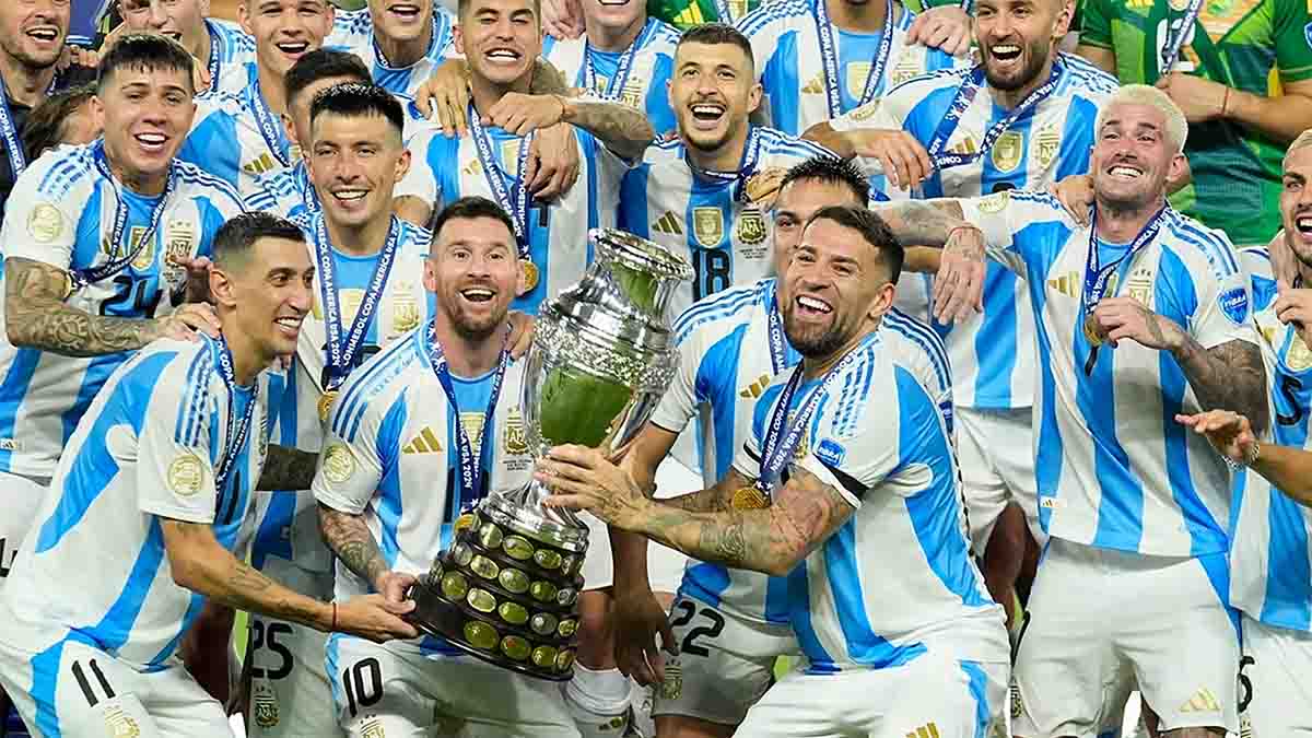Arjantin Milli Futbol Takımı 2022 Dünya Kupası'nı kaldırdıyor.