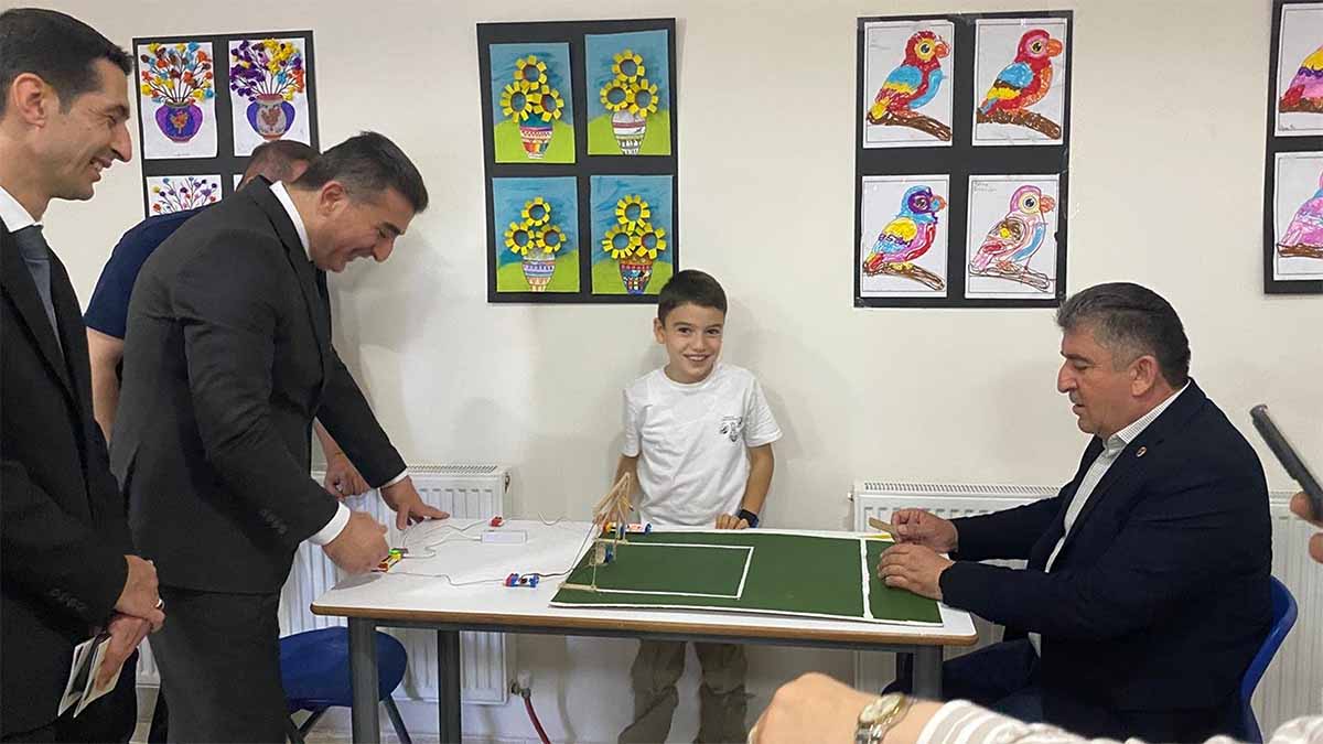 Sergide yer alan öğrenciler, yıl boyunca üzerinde çalıştıkları projeler hakkında ziyaretçilere bilgi verdi. Bilimsel çalışmaların yanı sıra sanatsal eserlerin de sergilendiği etkinlikte öğrenciler, projelerinin hazırlık süreci ve amaçlarıyla ilgili sunumlar gerçekleştirdi.