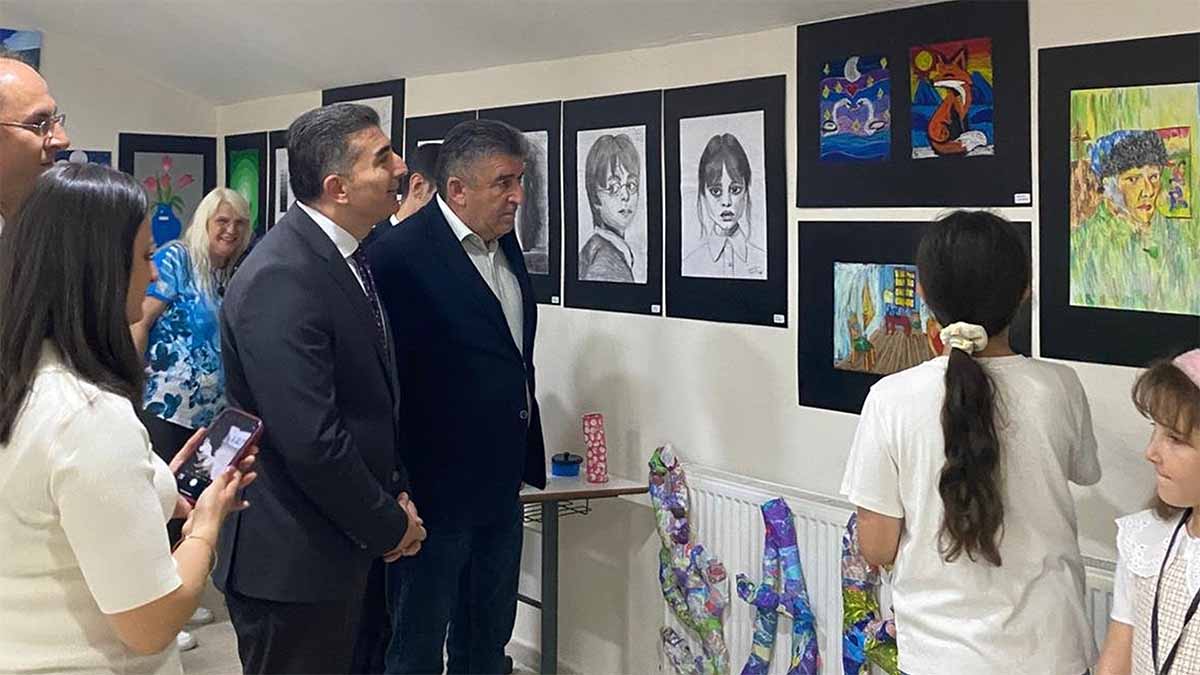 Yıl sonu sergisinin açılışına Gerede Kaymakamı Fatih Kaya, Gerede Belediye Başkanı Mustafa Allar, İlçe Milli Eğitim Müdürü Murat Aktay ile kurum amirleri katıldı. Protokol üyeleri tarafından gerçekleştirilen açılışın ardından sergi alanı gezilerek öğrencilerin hazırladığı çalışmalar incelendi.