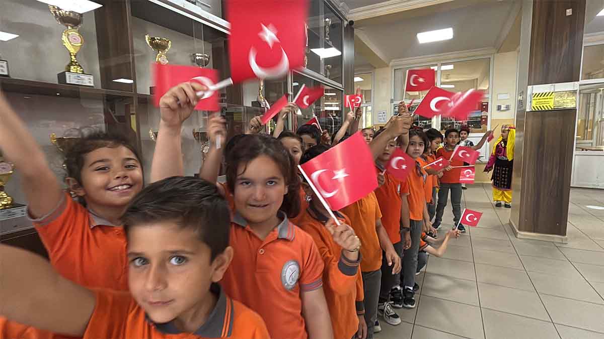 Bolu Karne Günü Okul2025-2026 eğitim öğretim yılının tamamlanmasıyla birlikte Bolu'da binlerce öğrenci karne sevinci yaşadı. Kentteki resmi karne dağıtım töreni, Yunus Emre İlkokulu'nda Bolu Vali Vekili Hakkı Uzun, İl Milli Eğitim Müdürü Cemal Turan, öğretmenler ve öğrencilerin katılımıyla gerçekleştirildi.