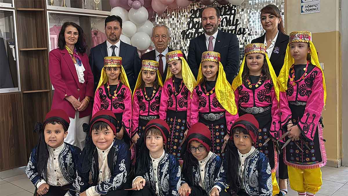 Bolu'da Beklenen Gün Geldi Bolu'da beklenen gün geldi. 2025-2026 eğitim öğretim yılının sona ermesiyle birlikte kent genelinde eğitim gören 49 bin 169 öğrenci karne ve gelişim raporlarını alarak yaz tatiline başladı. Yunus Emre İlkokulu'nda düzenlenen resmi karne töreninde öğrencilerin sergilediği yöresel kaşık oyun havası gösterisi ise programa renk kattı.