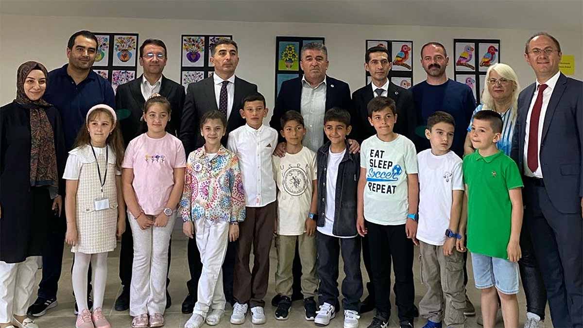 GEREDE BİLSEM Gerede Bilim ve Sanat Merkezi (BİLSEM) tarafından geleneksel olarak düzenlenen yıl sonu sergisi, öğrencilerin hazırladığı projelerin ziyaretçilerin beğenisine sunulmasıyla gerçekleştirildi. Bilim ve sanat alanlarında yıl boyunca yürütülen çalışmaların yer aldığı sergi, yoğun katılımla açıldı.