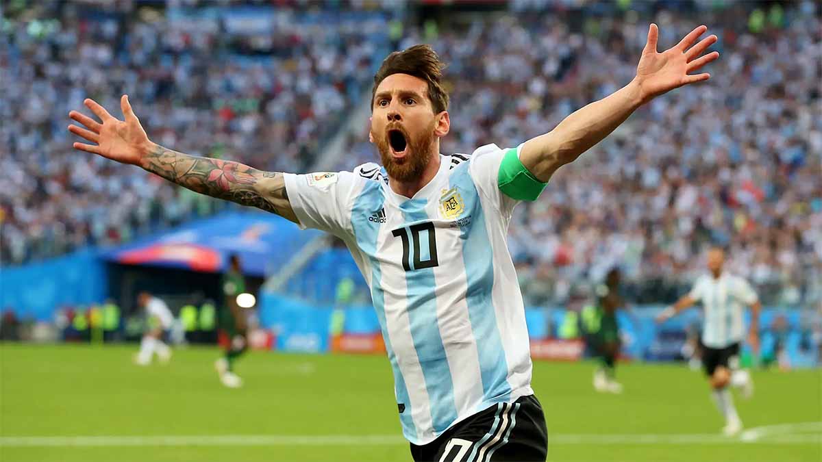 Lionel Messi gol ellerini açmış gol sevinci yapıyor.