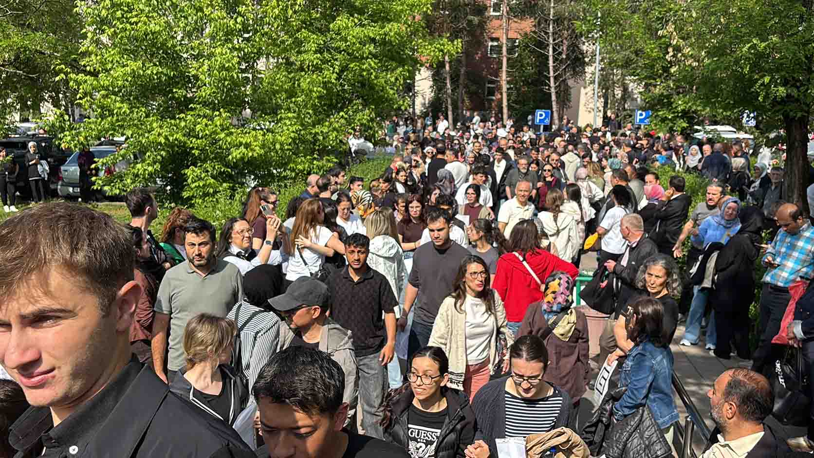 Bolu'da gençler ve aileleri sınav salonlarının önünde kalabalık.