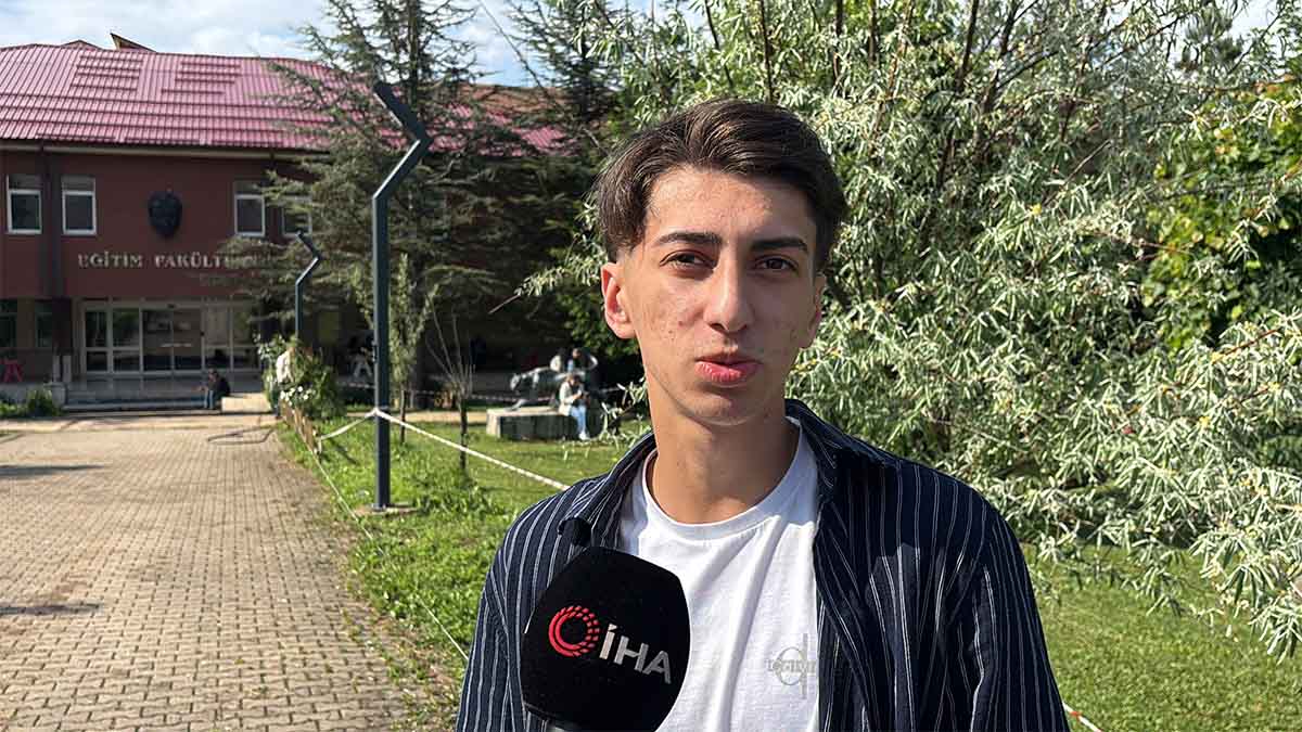 Emir Özkan röportaj veriyor.