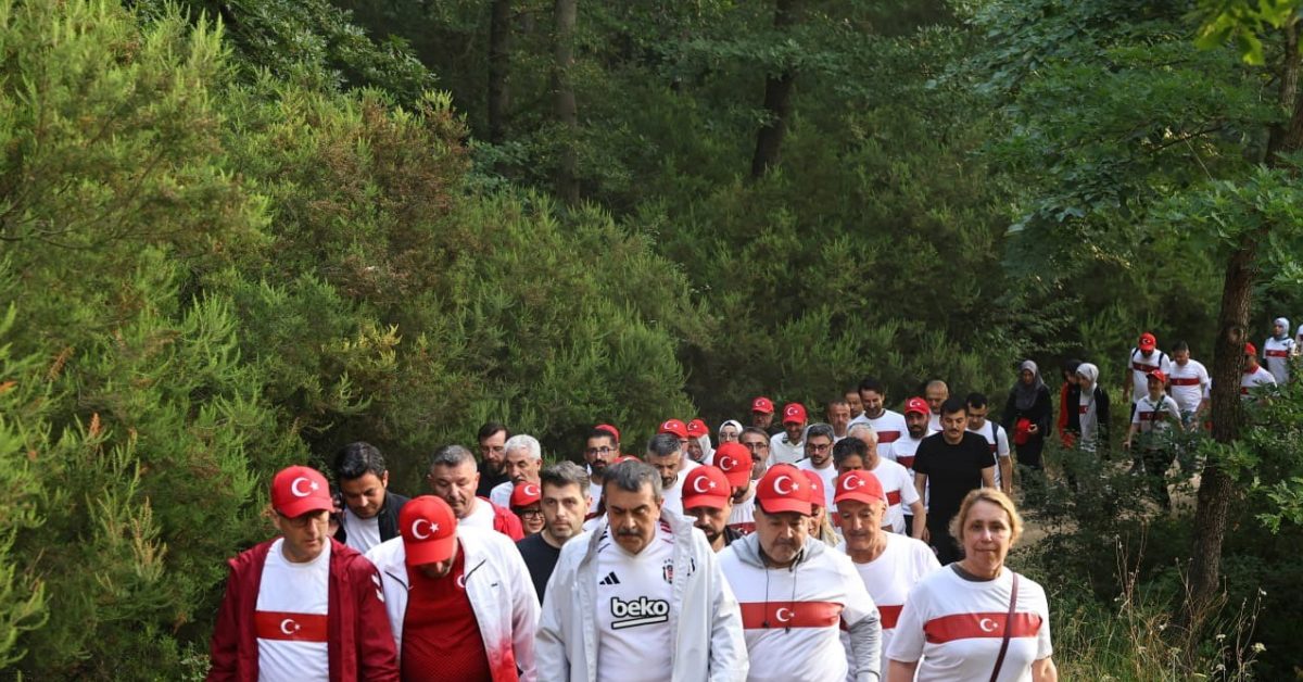 bakan tekin ogretmenlerle huzur ve kardeslik yuruyusune katildi ZKXIlPsw.jpg