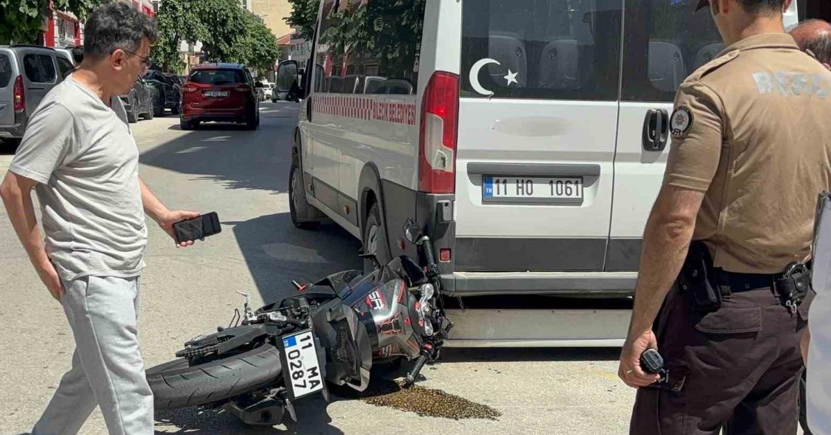 bilecikte motosiklet kazasi yarali surucu hastaneye kaldirildi 9M9sBSnS.jpg