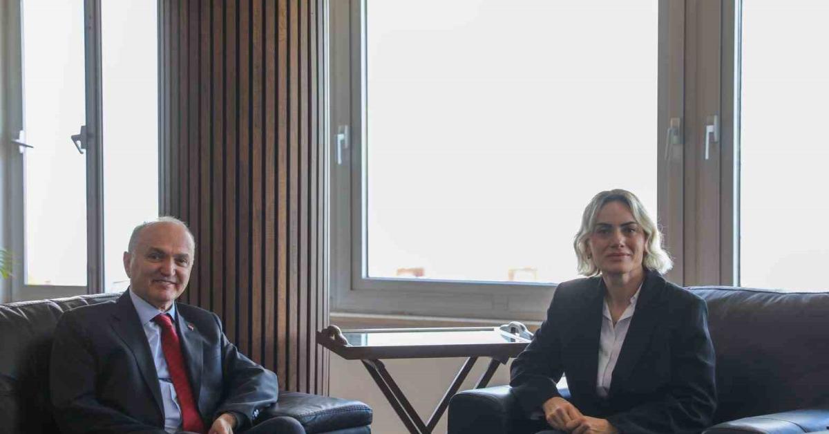 duzcede belediye baskani faruk ozluden hayirli olsun ziyareti 6jiZT129.jpg