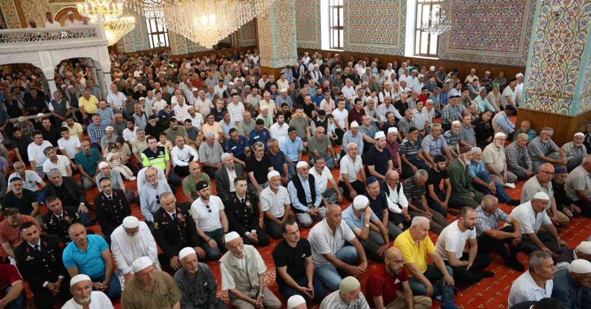 duzcede sehitler dualarla anildi BWYS32jh.jpg