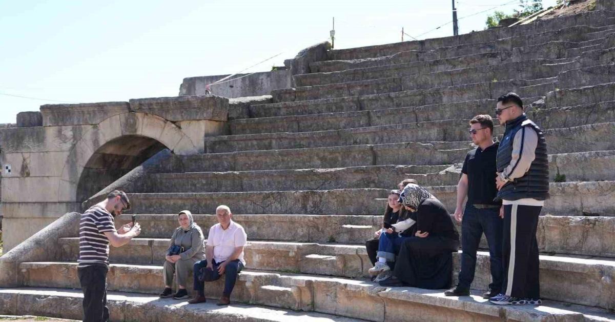 duzcede tarih canlaniyor binlerce kisi akin etti A2TLcBWR.jpg