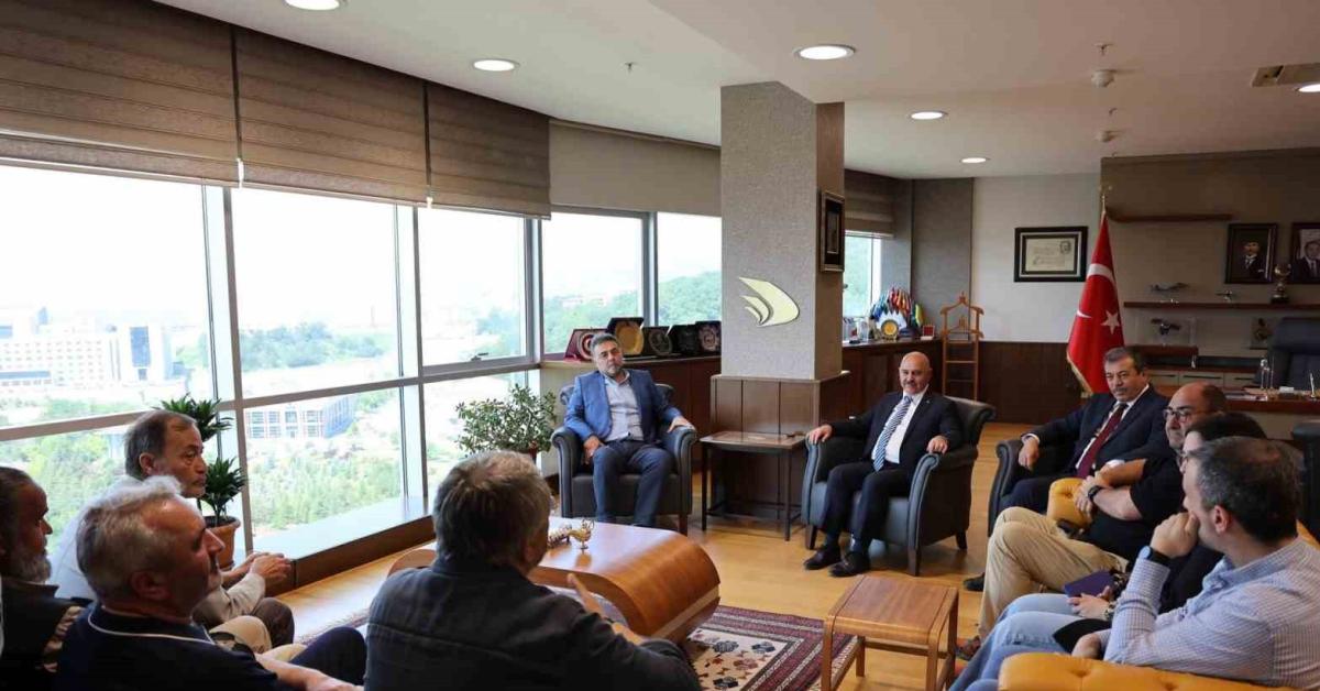 duzceli gazeteciler rektor sozbiri ziyaret etti SFG1ghzD.jpg