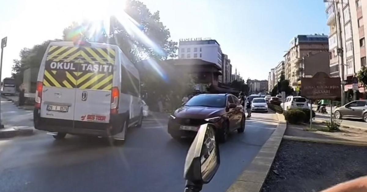 eskisehirde servis soforunun dikkatsizligi motosikletliyi tehlikeye atti uLeguSVU.jpg