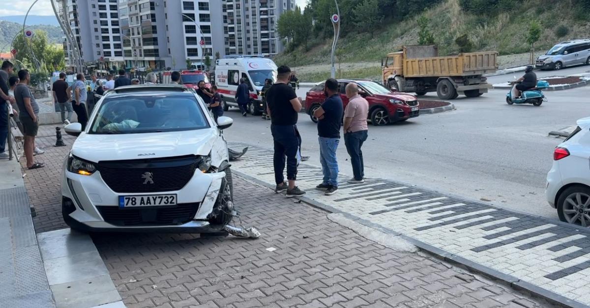 karabukte ehliyetsiz surucu dehseti anne ile 10 yasindaki kizi yaralandi YaOvAfv7.jpg