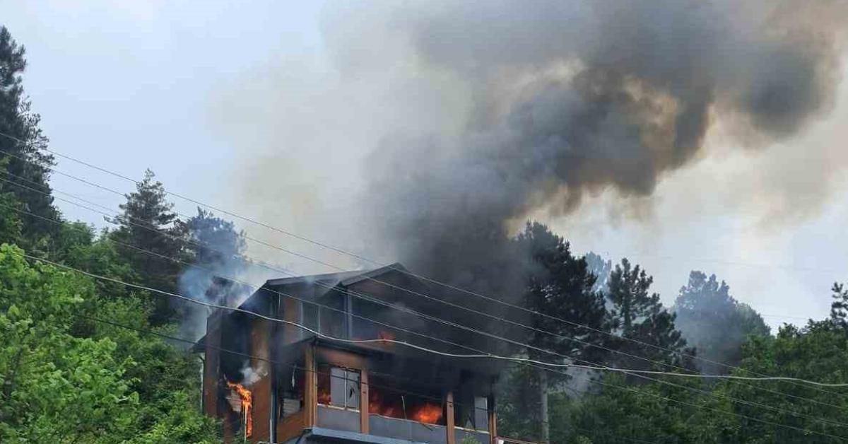 kastamonu ineboluda yangin faciasi mahsur kalan yasli kadin kurtarildi hJvDWzsi.jpg