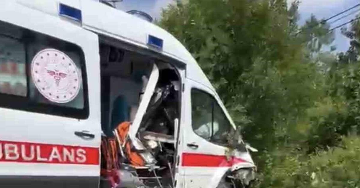 kocaelida hasta tasiyan ambulans kaza yapti pphmzS5h.jpg