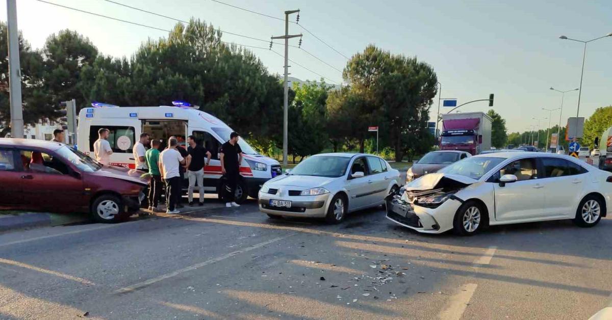 sakarya adapazarinda iki otomobil kafa kafaya carpisti zXArbSga.jpg