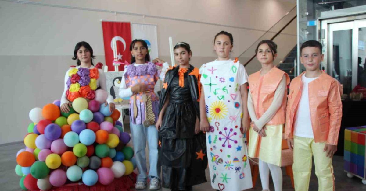 sakarya akyazida ogrencilerden cevreye duyarlilik defilesi hhZiTf3H.jpg