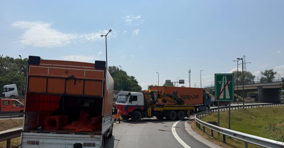 sakaryada konteyner yuklu tir devrildi 1jzrsgqh.jpg