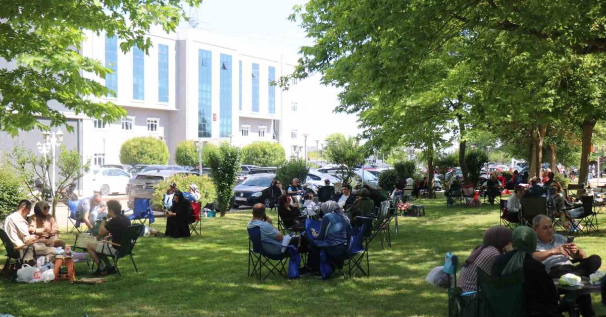 sakaryada yks heyecani aileler kampusde piknik yaparak bekledi WZqvuVje.jpg