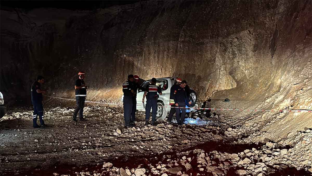 Bolu’da ava gitmek üzere yola çıkan 3 kişinin bulunduğu cip, kontrolden çıkarak 15 metre yükseklikten uçuruma yuvarlandı. Korkunç kazada araçta bulunan iki Enes Yaman (25) ve Ceyda Öztürk (20) hayatlarını kaybetti.