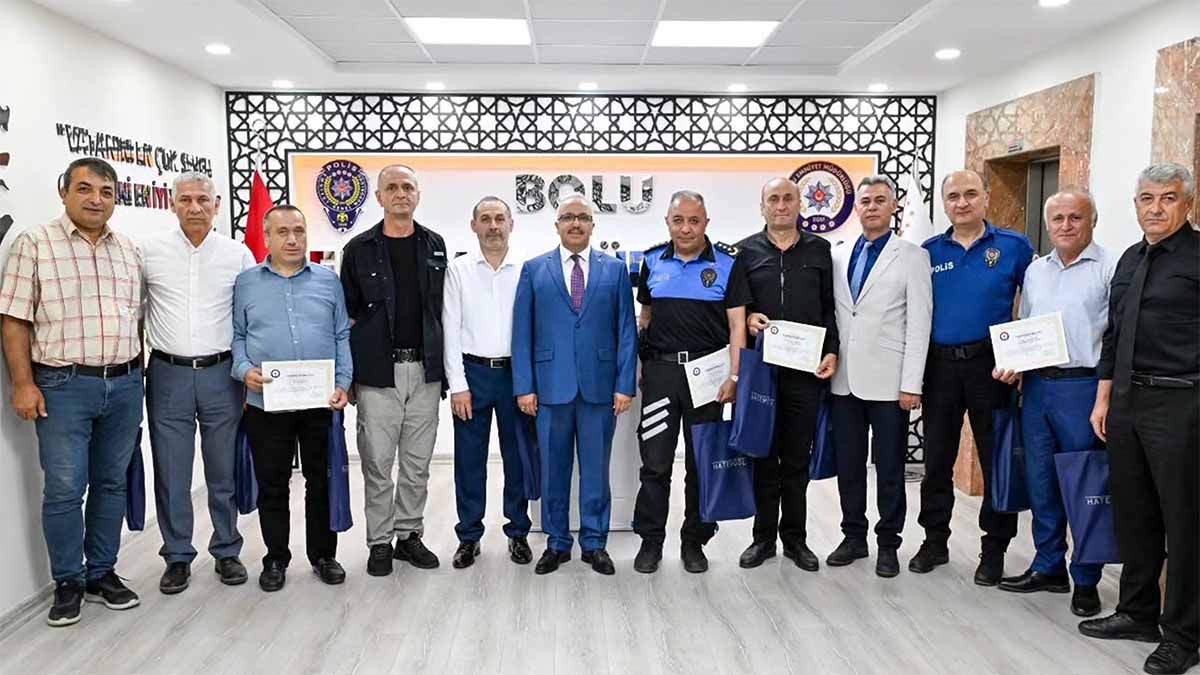 Bolu'da Emekliye Ayrılan Polislere Teşekkür Belgesi Verildi