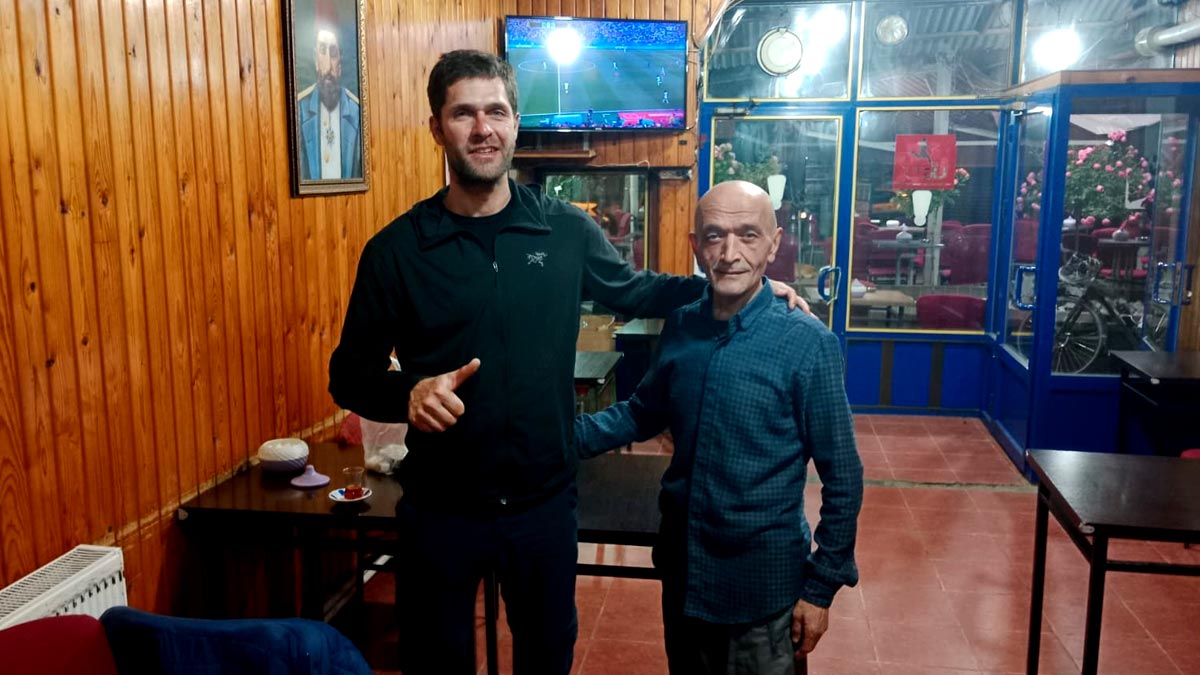 Fransız turist Pierre Moreau, Türkiye'de (Gerede) çay ocağında Fransa'nın dünya kupası maçını izledi