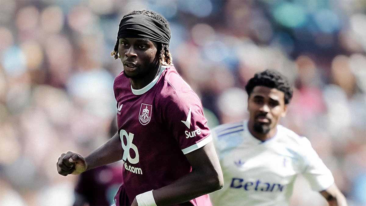 Lesley Ugochukwu Futbol oynuyor.