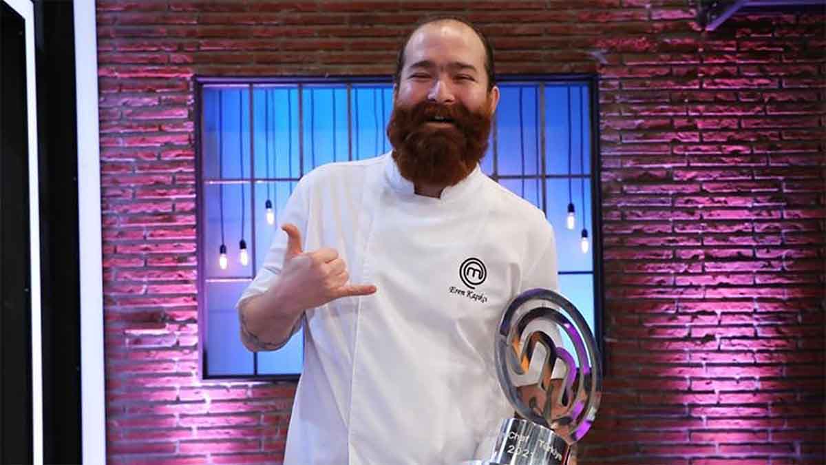MasterChef Eren Kaşıkçı Ölü Bulundu MasterChef Türkiye 2021 şampiyonu Şef Eren Kaşıkçı, İstanbul Kilyos’taki evinde ölü bulundu. Ünlü şefin şüpheli ölümüyle ilgili İstanbul Cumhuriyet Başsavcılığı tarafından soruşturma başlatıldı.
