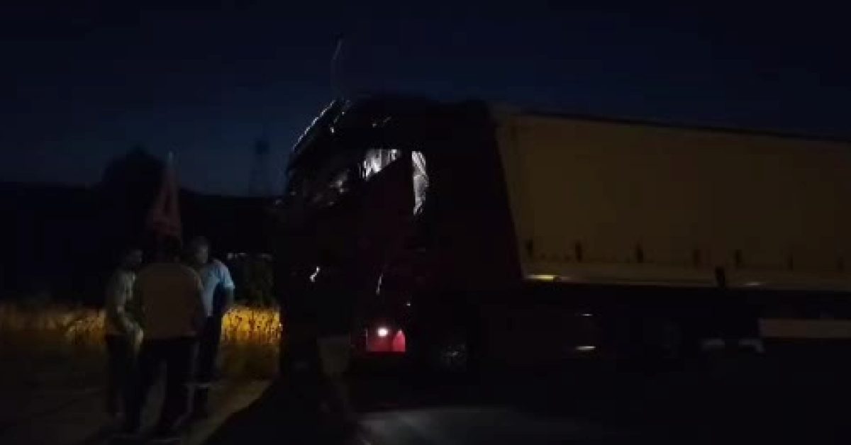 ankara beypazarinda tir kopeklere carpmamak icin yoldan cikti Z3DVL8Ab.jpg