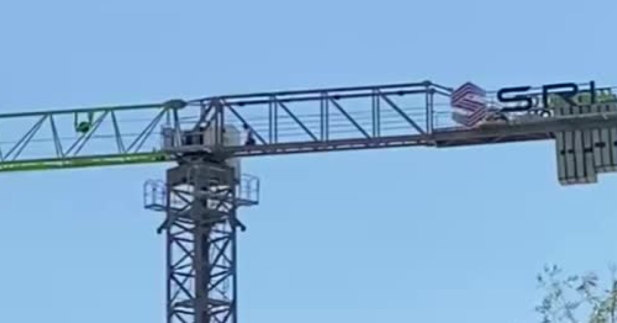 ankarada vinc operatoru 40 metre yuksekte namaz kildi Xku3vR7g.jpg
