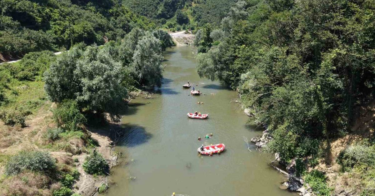 duzcede gencler rafting heyecani yasadi FecYqnRy.jpg