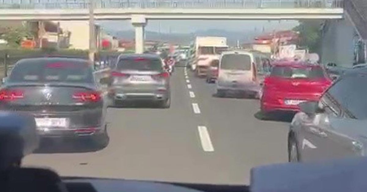duzcede ornek hareket ambulansa fermuar sistemiyle yol verdiler TTIX2mjA.jpg