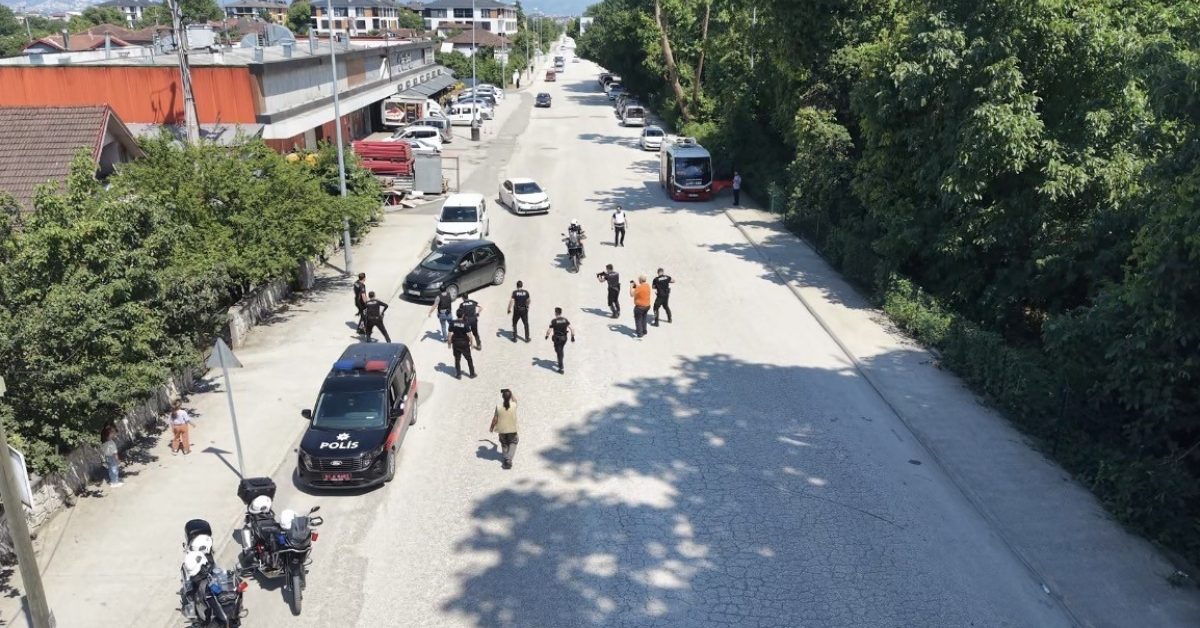 duzcede polis tatbikatini gercek sandilar aglayan cocuklari ekipler teselli etti OwhNr7hi.jpg