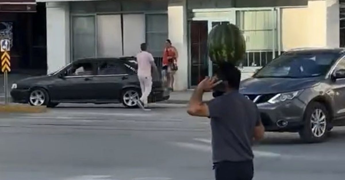 eskisehirde kafasinda karpuz tasiyan vatandas gundem oldu SInqkJAy.jpg