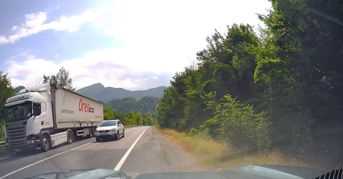 karabuk yenicede tehlikeli sollama surucuye 12 bin tl ceza OvMlD7iu.jpg