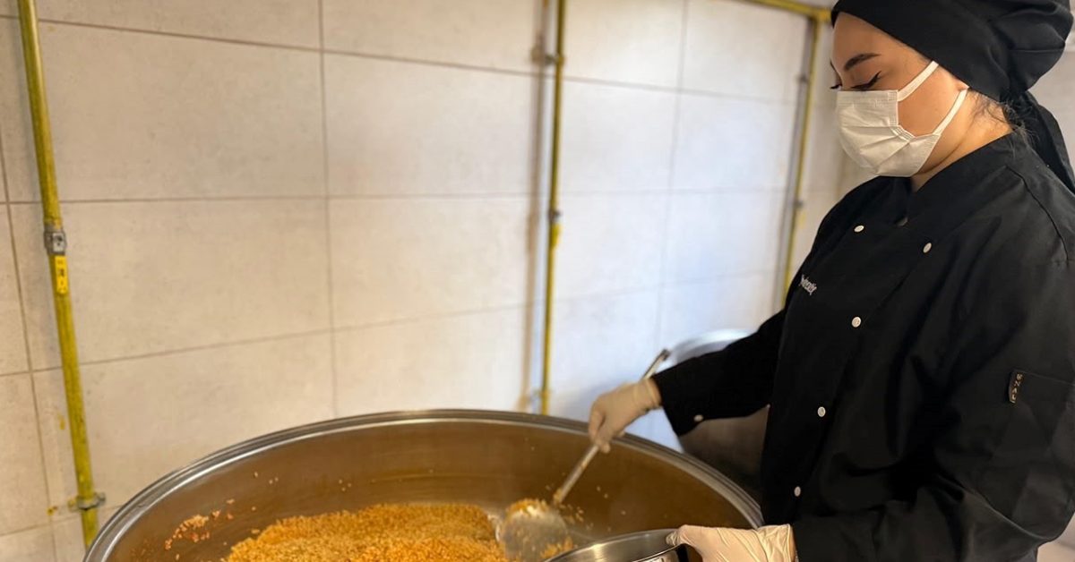 karabukte ihtiyac sahiplerine sicak yemek destegi suruyor ygKFntbD.jpg