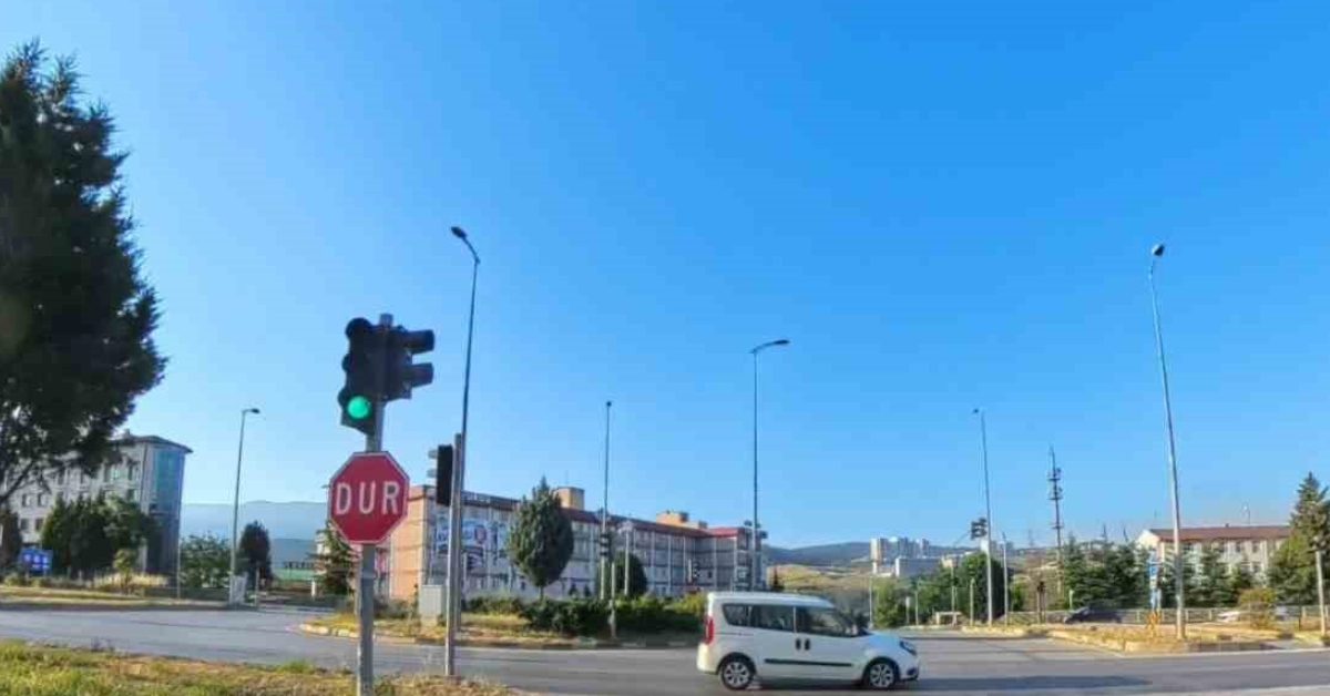 karabukte trafik isigini ihlal eden surucuye 5 bin tl ceza BpRn2niE.jpg