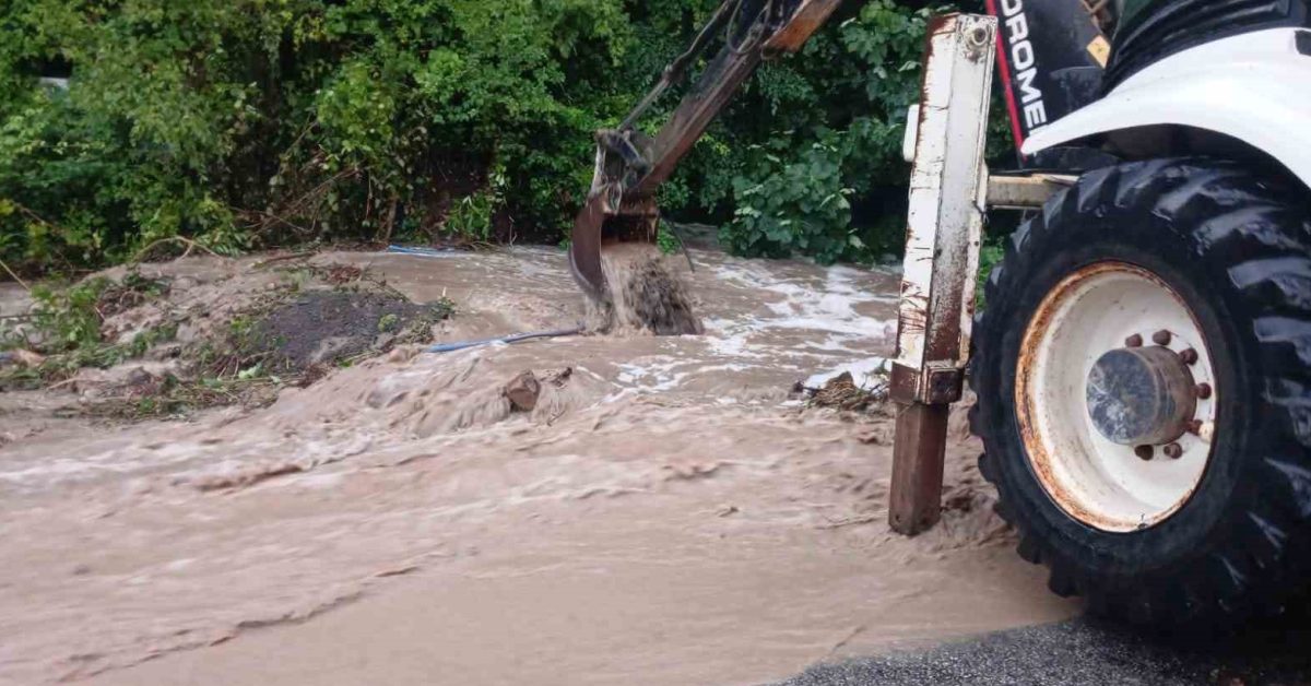 kastamonuda heyelan nedeniyle yol kapandi 3AYrKlVu.jpg