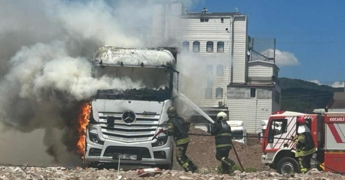 kocaeli korfezde tir parkinda yangin cikti B5KNwGJJ.jpg