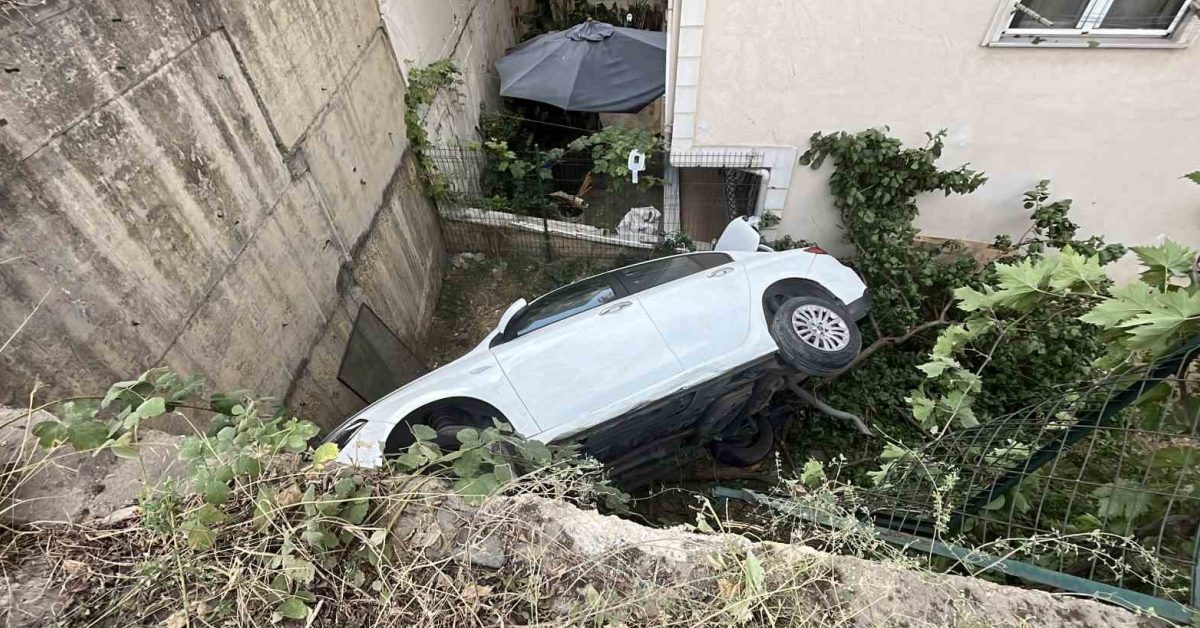 kocaelide otomobil apartmanin bahcesine dustu 1 yarali ViezILBn.jpg